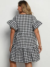 Schwarz-weißes Kleid mit karierten Nähten